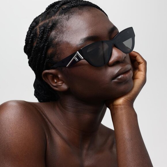 Fendi FE40135I 01A Sunglasses Shiny Black Cat Eye Frame, Smoke Lenses - Picture 4 of 12